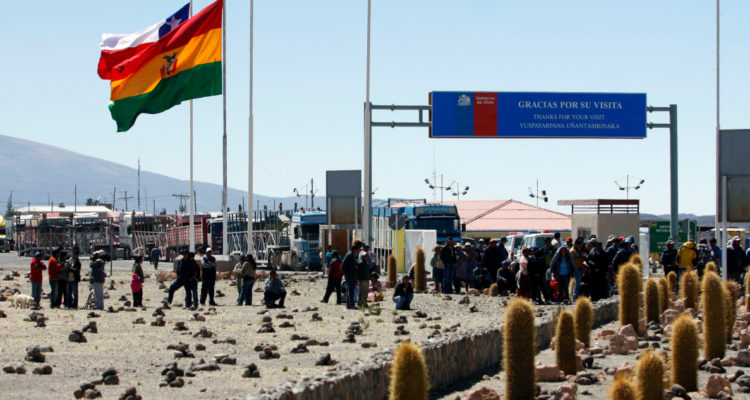 Agencia Uno | Contexto:  proceso de repatriacion a 426 reos bolivianos en el paso fronterizo Colchane en 2012.
