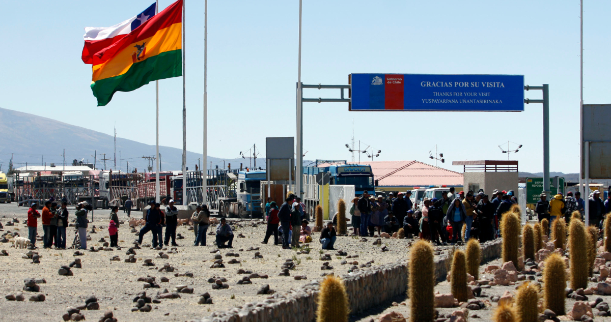 Agencia Uno | Contexto:  proceso de repatriacion a 426 reos bolivianos en el paso fronterizo Colchane en 2012.