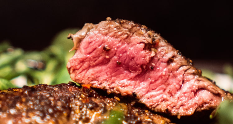 Un trozo de carne asada a punto 3/4.