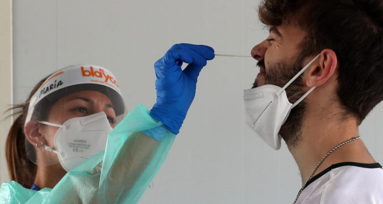 España sigue con covid al alza pese a 90% de vacunación