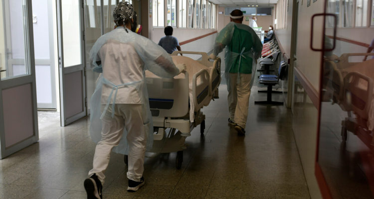 Personal de salud trabajando en la UCI del Hospital Dr. Ernesto Torres de Iquique.