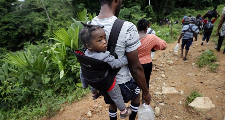 Migrantes cruzando la letal selva del Darién.