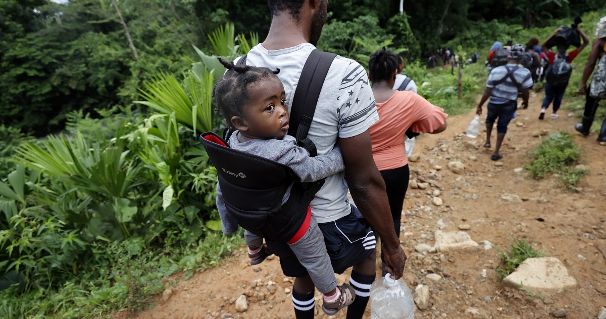 Migrantes cruzando la letal selva del Darién.