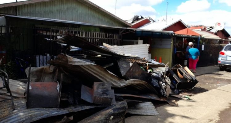 damnificados por incendio en Los Ángeles