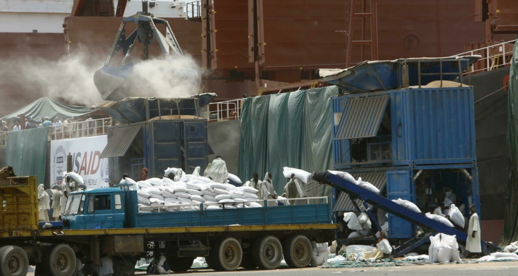 Unos sacos de sorgo descargados de un buque estadounidense contratado por el Programa Mundial de Alimentos de la ONU en el Puerto de Sudán para regiones en conflicto.