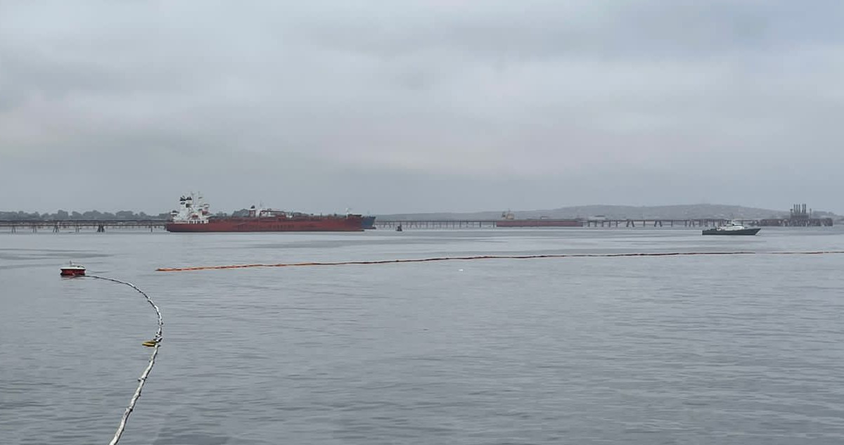 Derrame de petróleo afecta nuevamente la bahía de Quintero