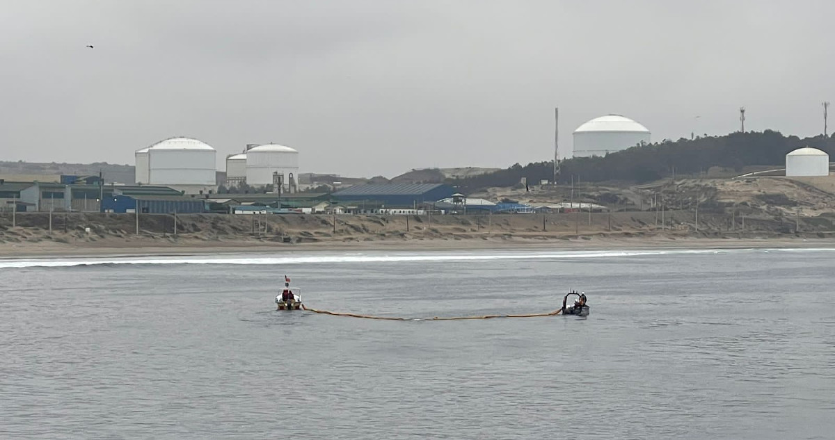 Derrame de petróleo afecta nuevamente la bahía de Quintero