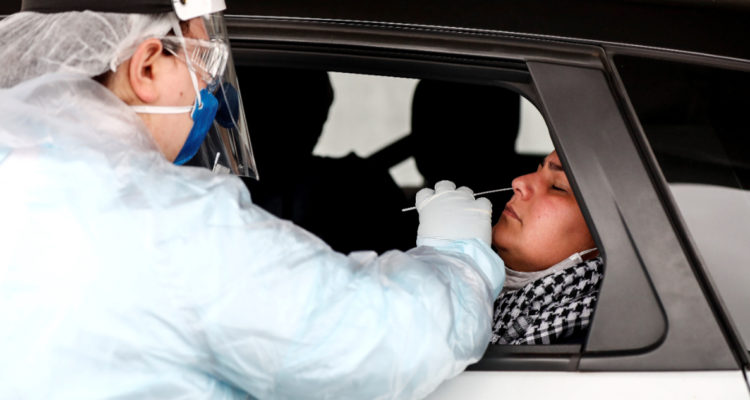 Detienen a esloveno por vacunarse 7 veces con dosis contra la covid-19 vendía pasaportes sanitarios