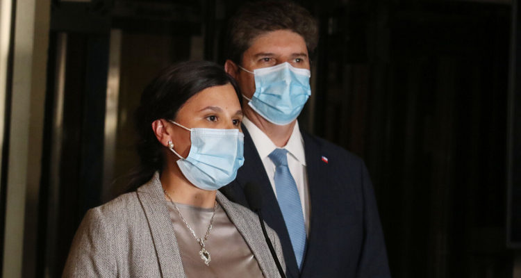 Directora de Presupuestos, Cristina Torres, junto al ministro de Hacienda, Rodrigo Cerda