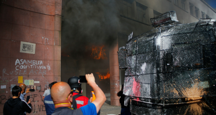 Negocian evitar juicio oral contra acusado de incendiar edificio de Gobernación Bío Bío