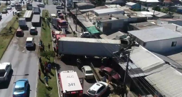 Camión dentro de vivienda en Hualpén