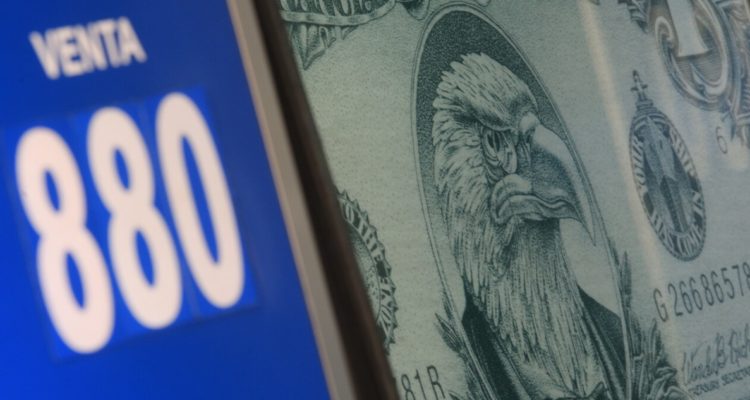 Expertos advierten que alto valor del dólar aumentará el costo de la vida