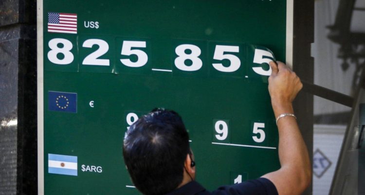 Dólar vuelve a máximos y traspasa $850: subiría más por factor local e incertidumbre eleccionaria
