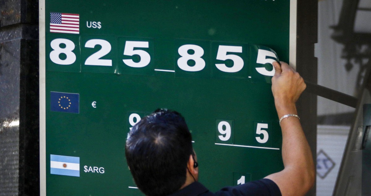 Dólar vuelve a máximos y traspasa $850: subiría más por factor local e incertidumbre eleccionaria