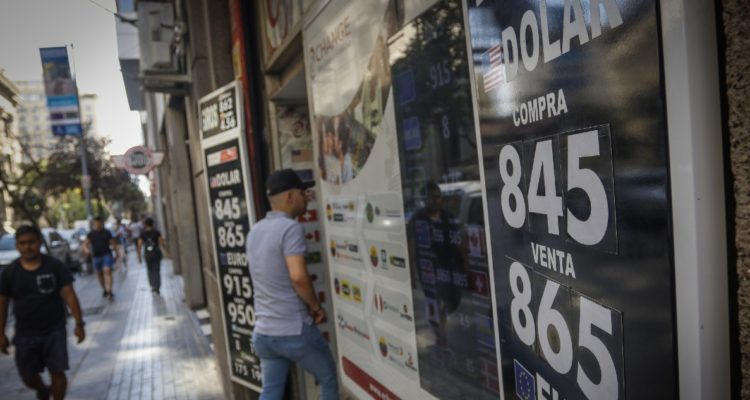 Dólar podría dispararse hasta $860 ante presiones inflacionarias, Ómicron y elecciones locales