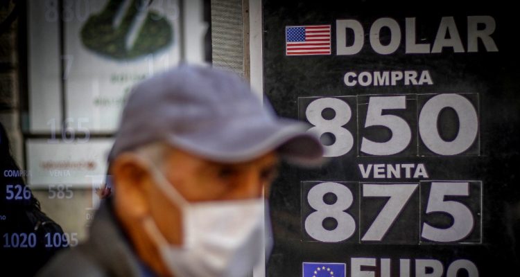 Dólar retrocede todo lo subido en post triunfo de Boric y se “calma” en los $850