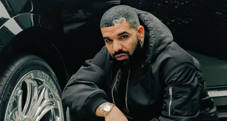 El cantante Drake posando para la fotografía.