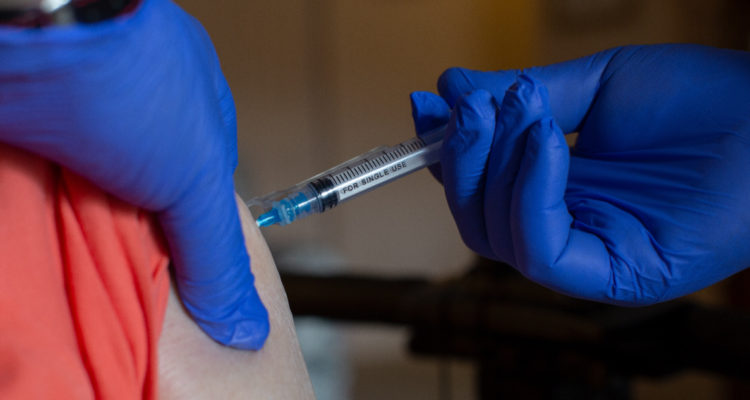 EEUU envía 9 millones de vacunas contra la covid-19 a África ante la variante Ómicron