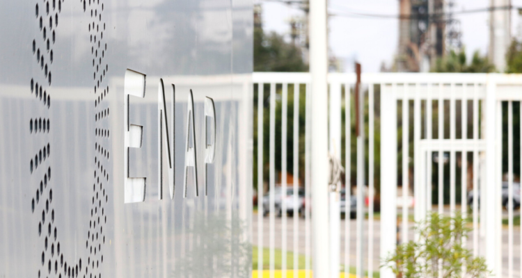 Enap advierte posible desabastecimiento de productos por toma en Quintero.