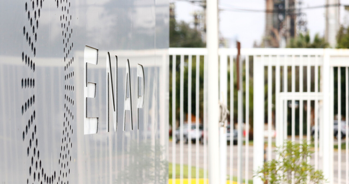 Enap advierte posible desabastecimiento de productos por toma en Quintero.
