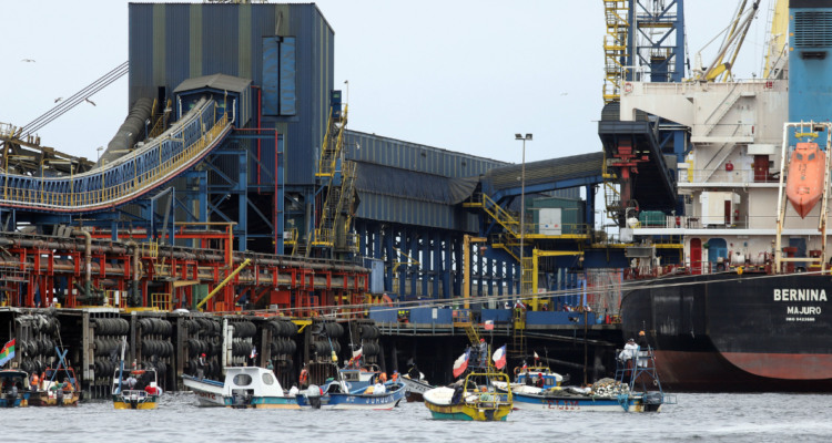 Enap llega a acuerdo con pescadores de la bahía de Quintero