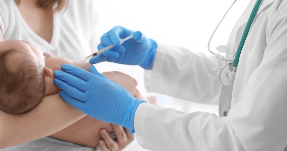 Doctor vacunando a bebé