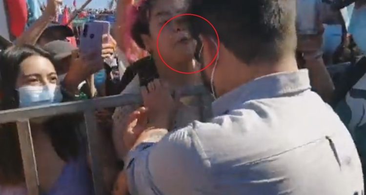 Escupo a Boric: mujer agrede al candidato en Talcahuano