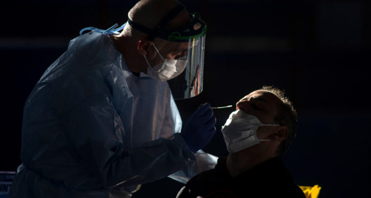 Especialistas llaman a reforzar medidas sanitarias ante la llegada de la variante Ómicron a Chile