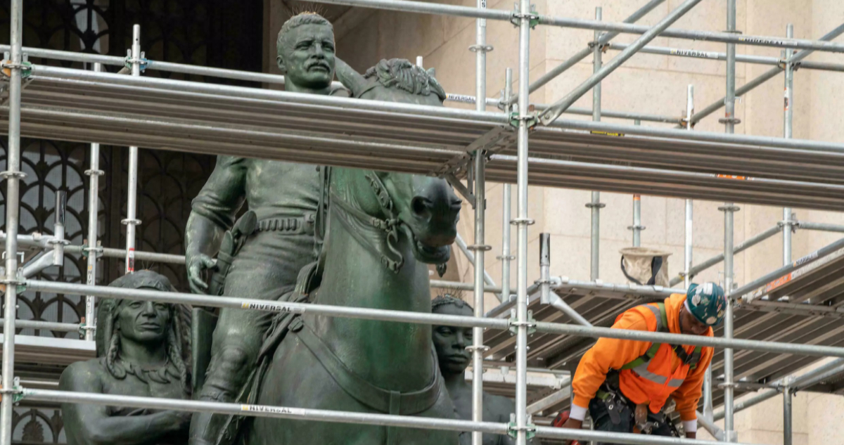 Estatua de Theodore Roosevelt a punto de ser retirada del Museo de Historia Natural en Nueva York