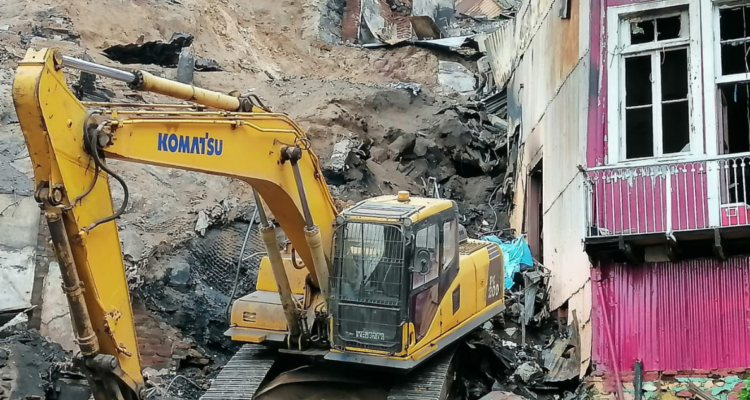 Excavadora removiendo escombros