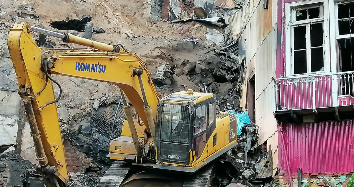Excavadora removiendo escombros