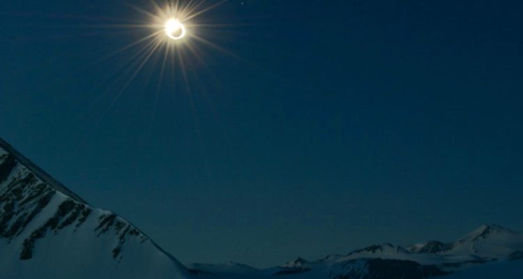 Aeronaves de la FACH en la antártica durante el eclipse de este sábado.