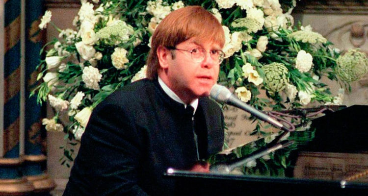 Elton John en el funeral de Diana de Gales