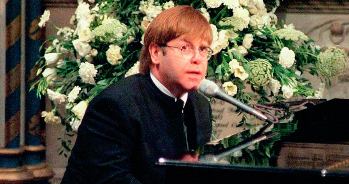 Elton John en el funeral de Diana de Gales