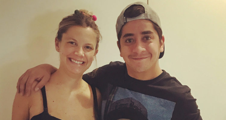 El actor Fernando Godoy abrazando a su pareja.