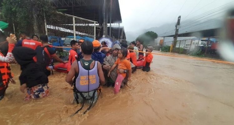 Rescatistas ayudan a víctimas de las inundaciones.