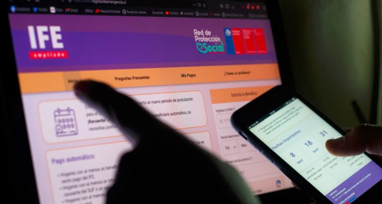 Persona entra a página del IFE