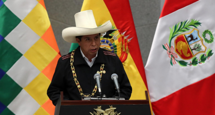 Investigan a fiscales en Perú por irregularidades al allanar Congreso.