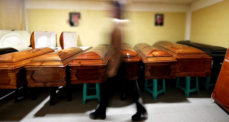 Altos precios y un comprador vulnerable emocionalmente: FNE pone el ojo en funerarias y cementerios