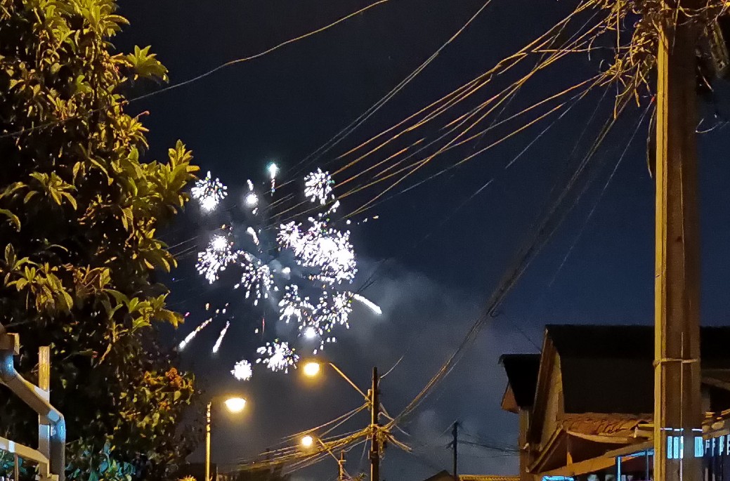 Fuegos artificiales lanzados de forma ilegal causan molestia en vecinos de Los Ángeles