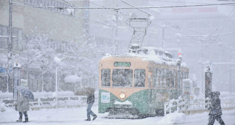 Fuerte nevada provoca caos en el servicio ferroviario de Japón