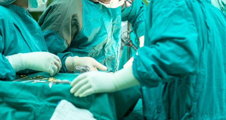 Más de 400 funcionarios del Hospital de Valdivia pasarán a contrata en 2022.