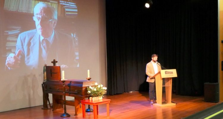 Boric en velorio de Roberto Garretón