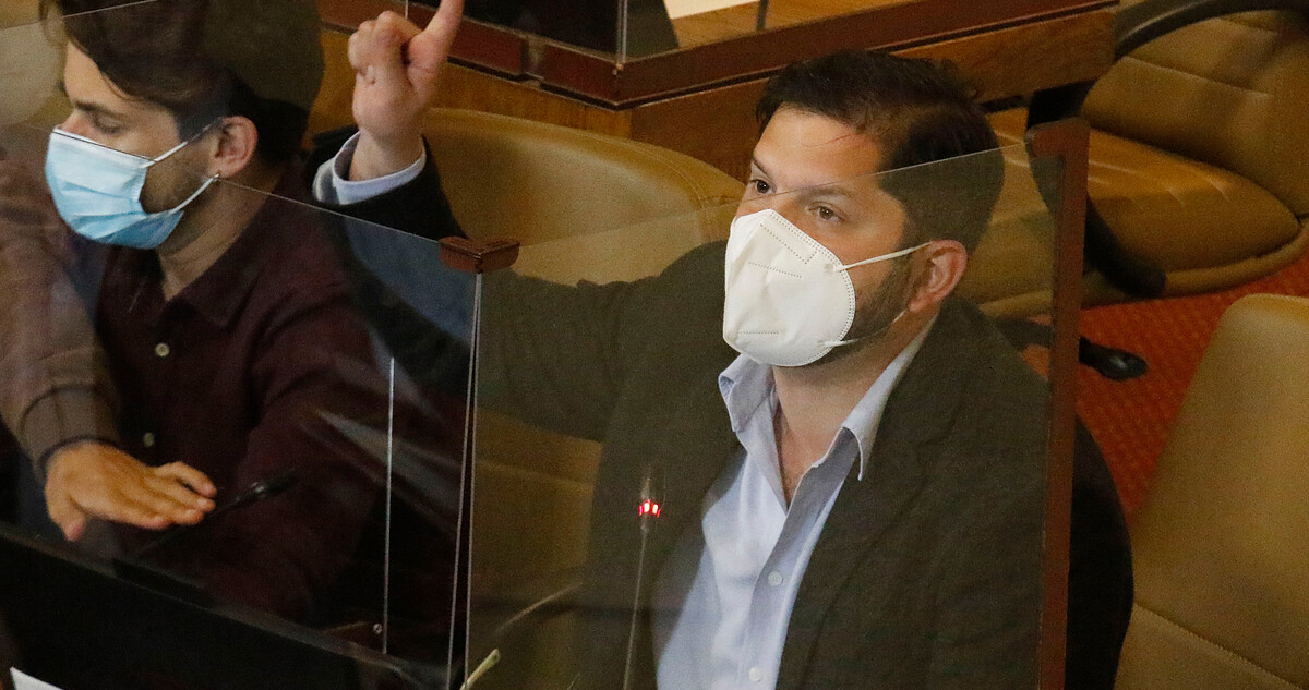 Gabriel Boric votando el cuarto retiro