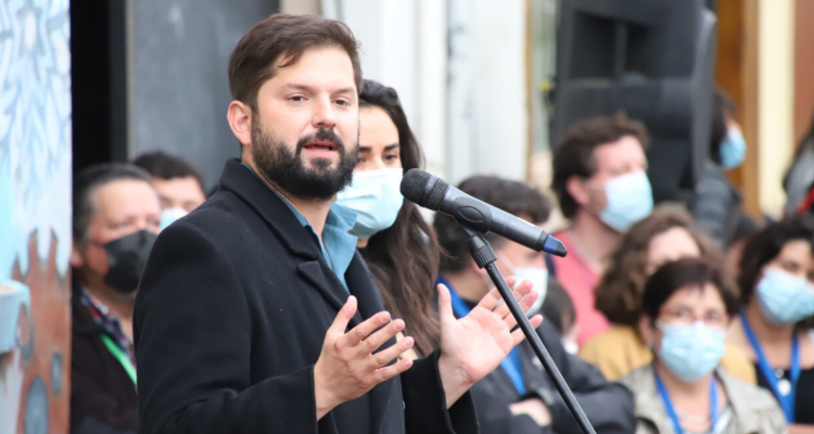 Gabriel Boric dando discurso