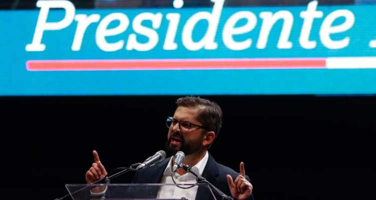 Imagen del presidente electo, Gabriel Boric, en su primer discurso
