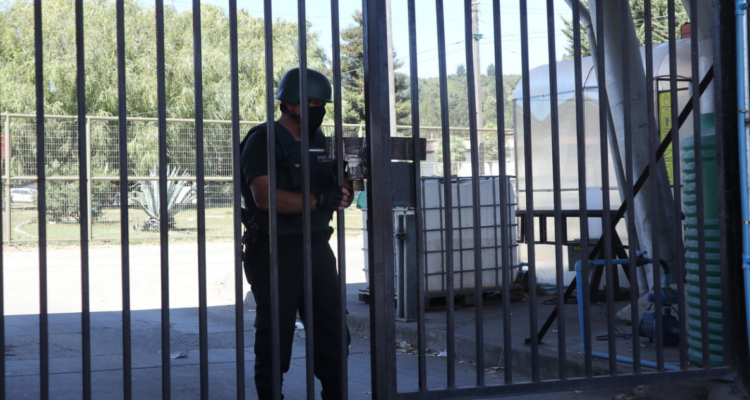 Gendarme en entrada de cárcel