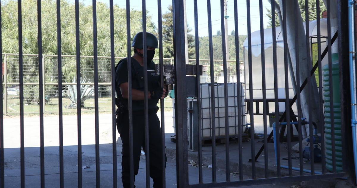 Gendarme en entrada de cárcel