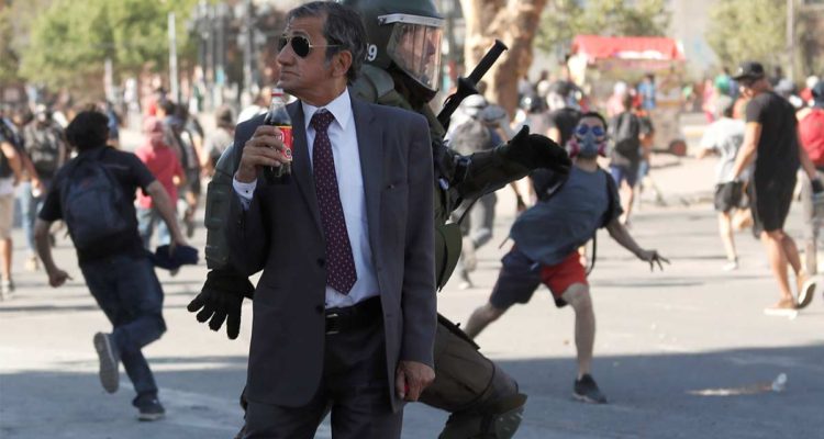 foto de reuters con el hombre de la frucola en estallido social