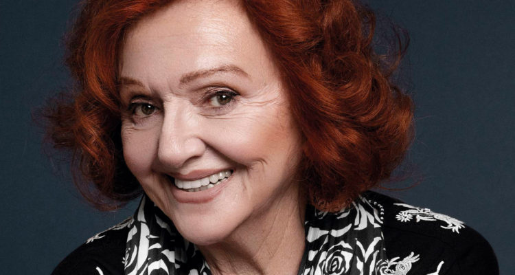 La actriz Gloria Münchmeyer sonriendo a la cámara.